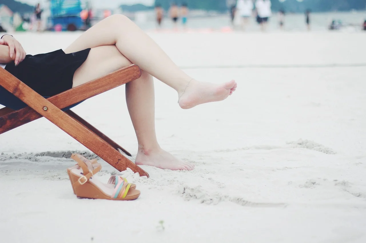 Leżak z nadrukiem i parasol reklamowy — gadżety, które budują markę
